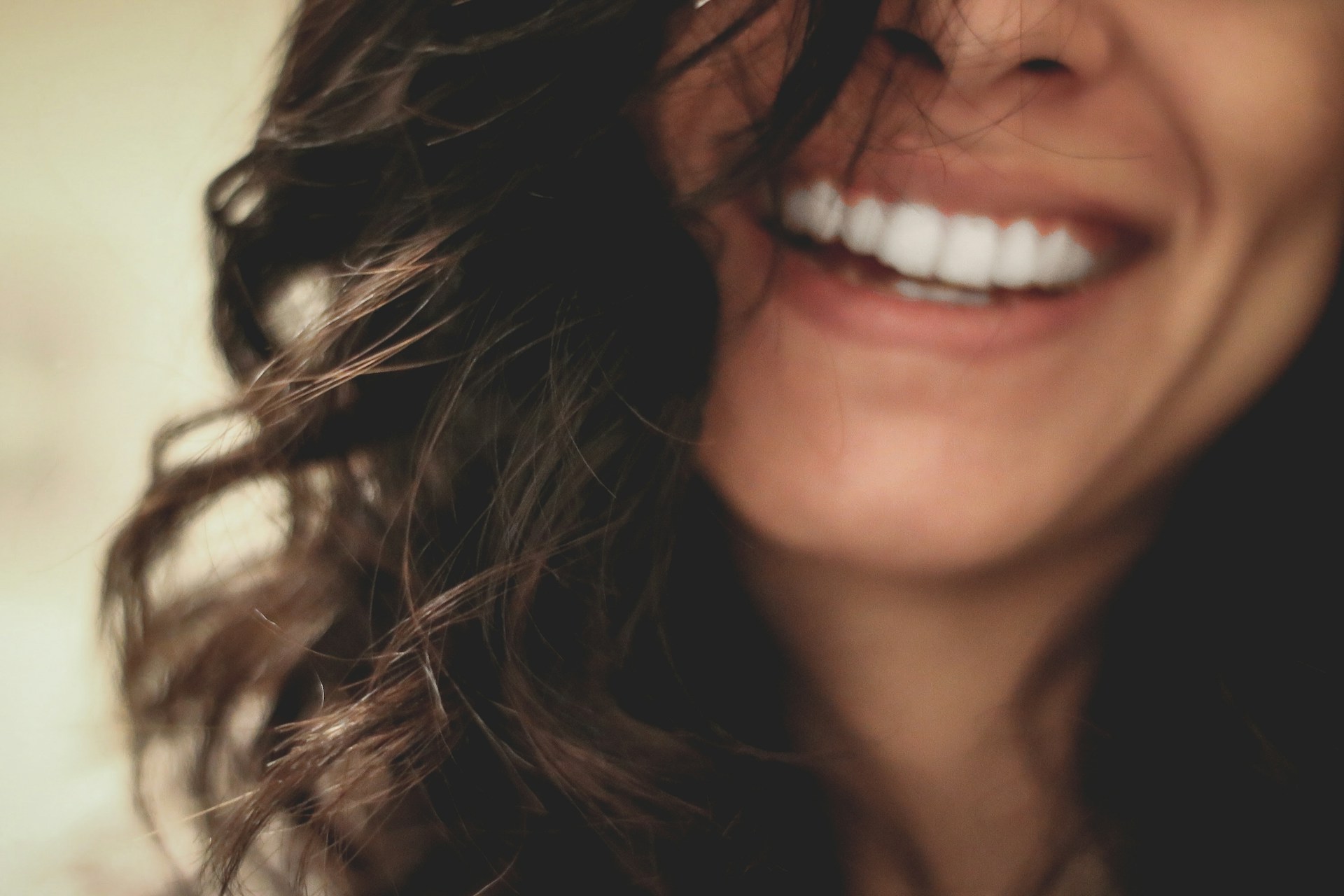 Nærbilde av hvitt smil
